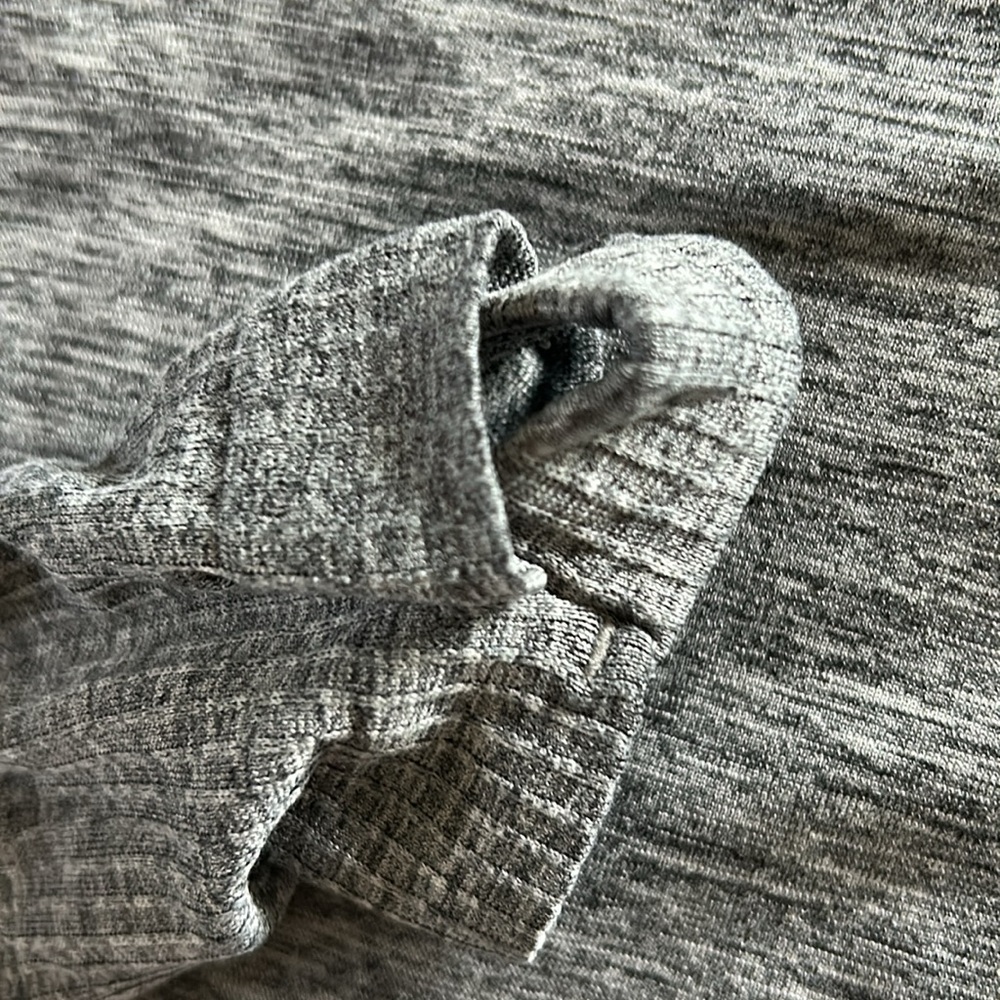 Old Navy Gray Long Sleeve Athletic Top Size S - Picture 4 of 5